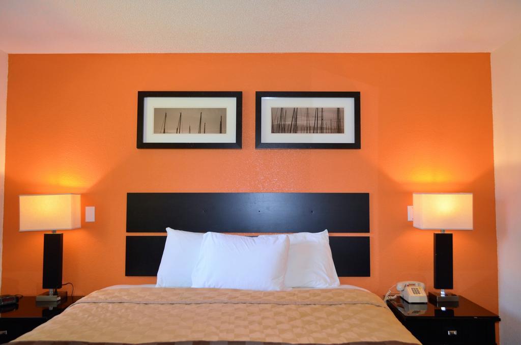 Enfield Inn Room photo